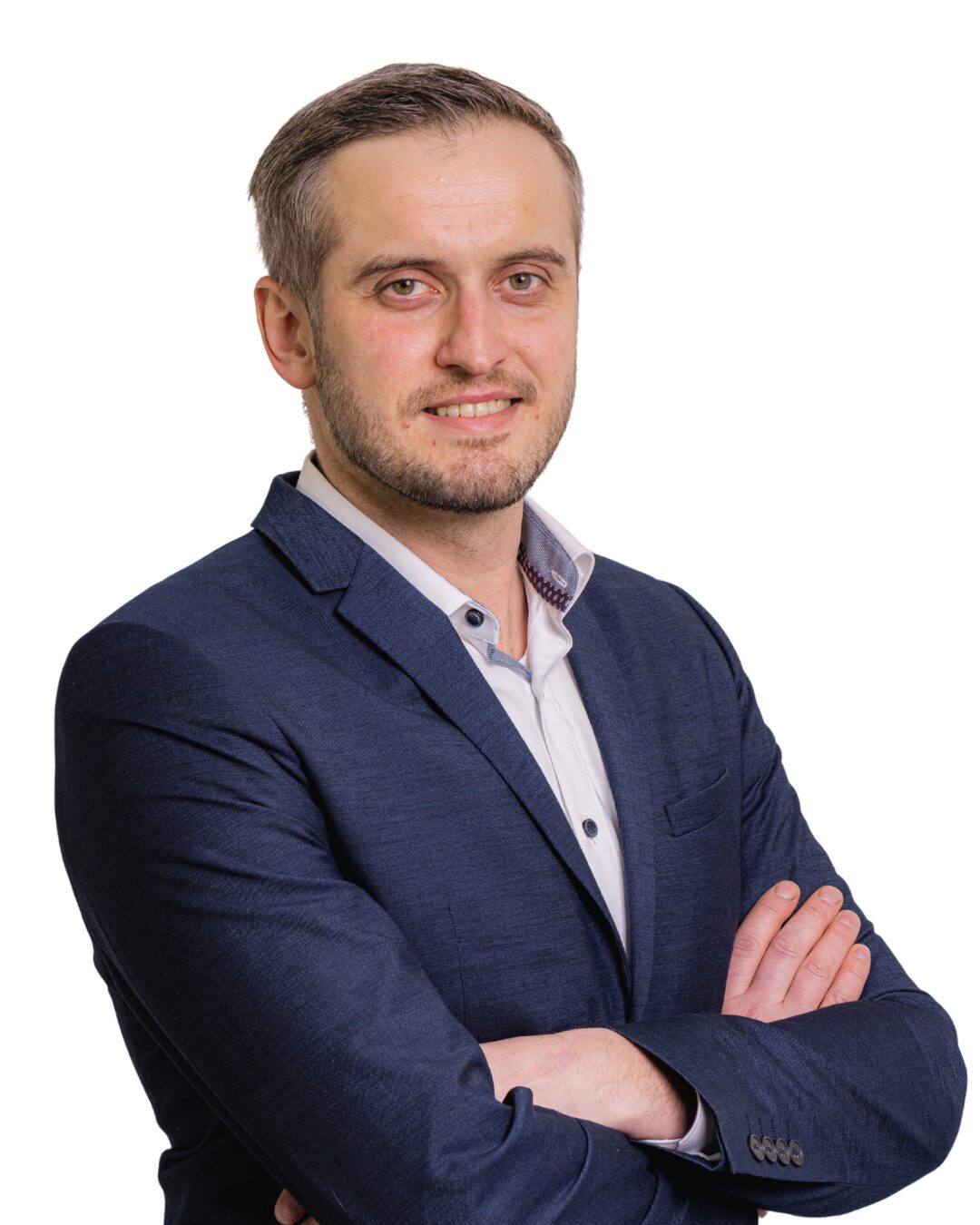 Portrait vom Leiter der Logistik der Firma Sanit Mario Winkler im dunkelblauen Jackett mit weißem Hemd darunter. Er blickt mit verschränkten Armen den Betrachter an.