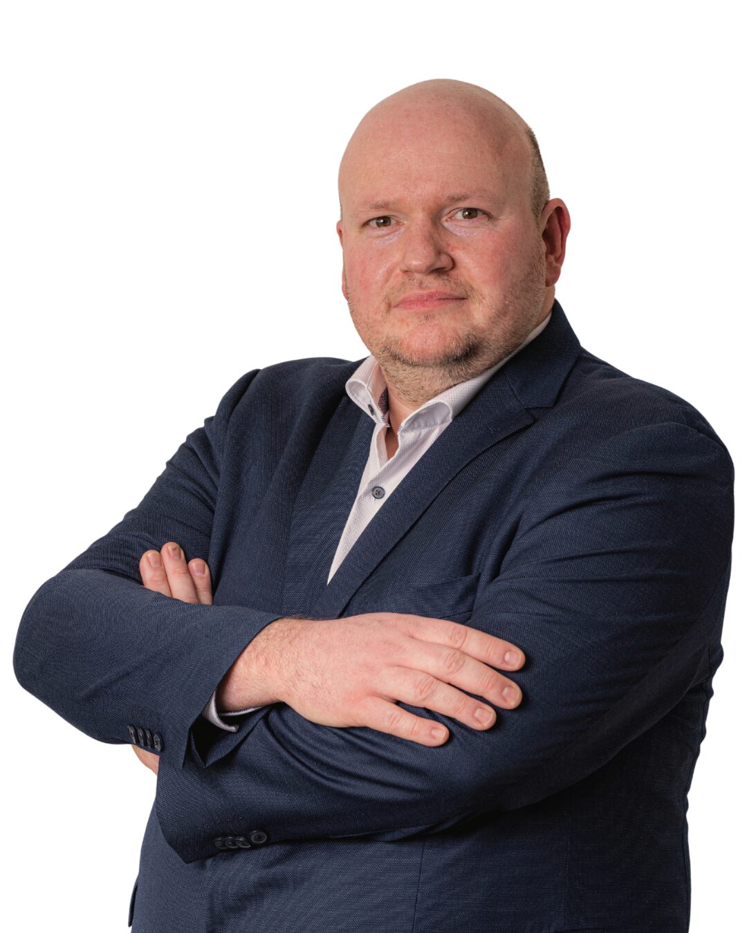 Portrait des Werksleiters von Eisenberg der Firma Sanit Volker Hasenohr im dunkelblauen Jackett mit weißem Hemd darunter. Er blickt mit verschränkten Armen den Betrachter an.