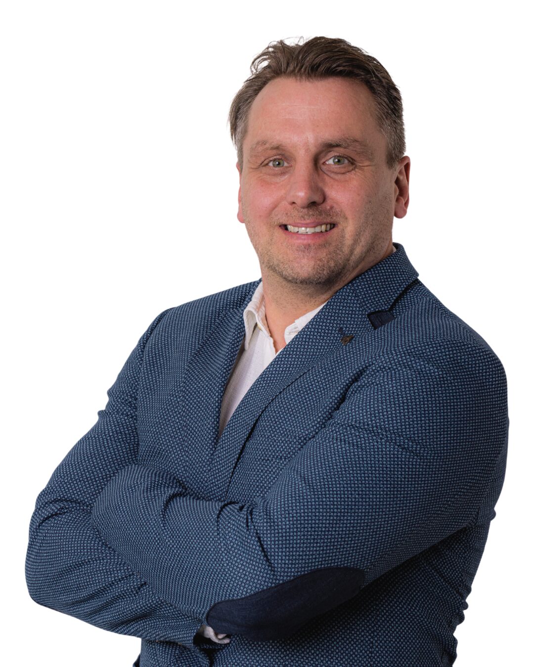 Portrait des Werksleiters von Rödental der Firma Sanit Sebastian Dauer im dunkelblauen Jackett mit weißem Hemd darunter. Er blickt mit verschränkten Armen den Betrachter freundlich an.