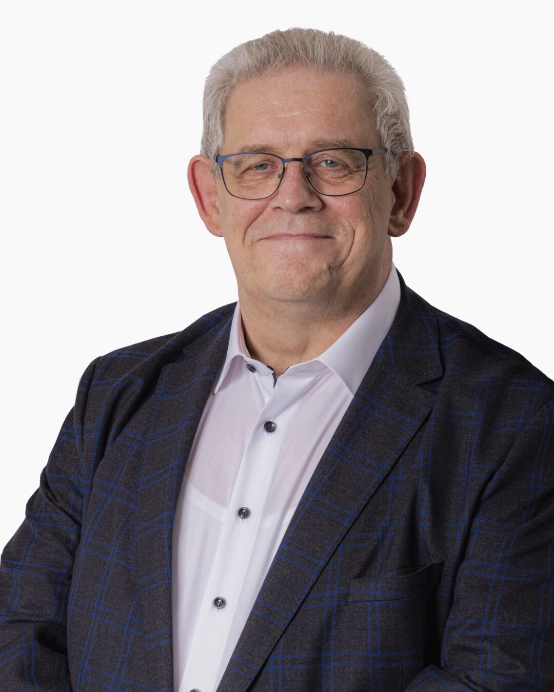 Portrait vom HSE Leiter der Firma Sanit Lutz Löwe im dunkelgrauen Jackett mit weißem Hemd darunter. Er blickt mit den Betrachter an.