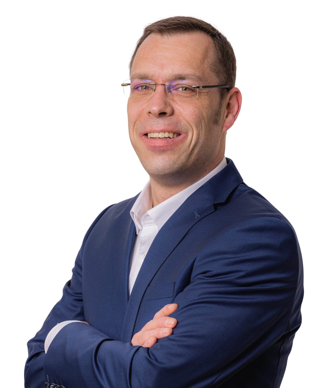 Michael Höbbel – Leiter Finanzen Portrait vom Leiter Finanzen der Firma Sanit Michael Höbbel im dunkelblauen Jackett mit weißem Hemd darunter. Er blickt mit verschränkten Armen den Betrachter an.