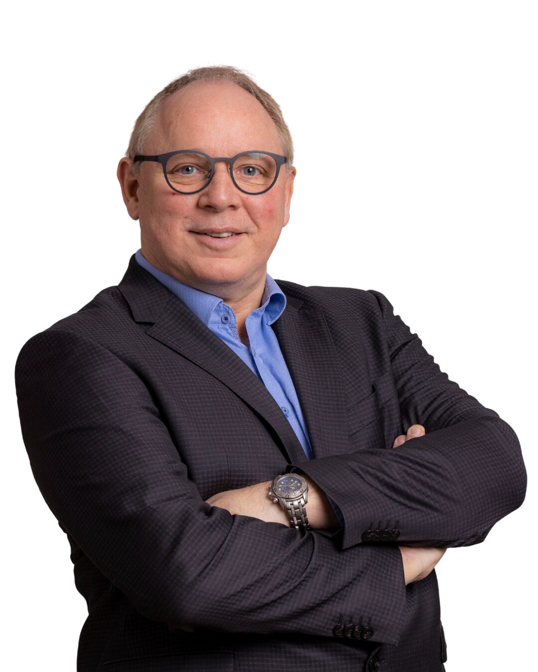 Portrait vom Vertriebsleiter der Firma SANIT Michael Kannengießer im dunkelblauen Jackett mit Hellblauem Hemd darunter. Er blickt mit verschränkten Armen den Betrachter an.