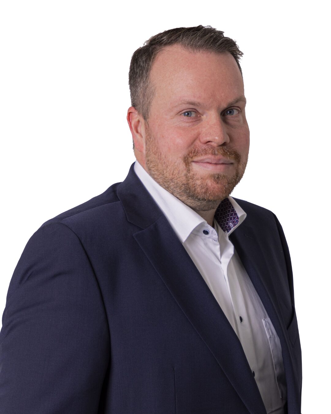 Portrait vom Exportleiter der Firma Sanit Christoph Rindfleisch im dunkelblauen Jackett mit weißem Hemd darunter. Er blickt den Betrachter an.