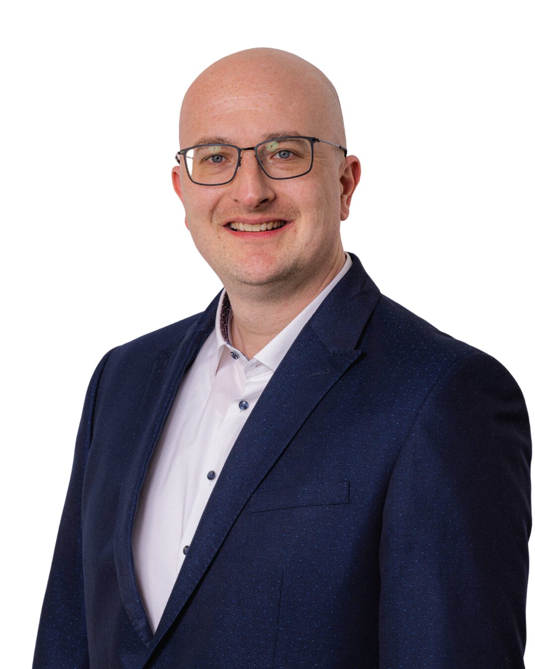 Portrait vom Einkaufsleiter der Firma Sanit Tilo Thau im dunkelblauen Jackett mit weißem Hemd darunter. Er blickt freundlich den Betrachter an.